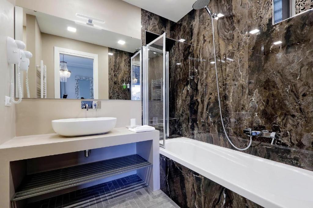 Boutique Suites Della Croce Рим Экстерьер фото