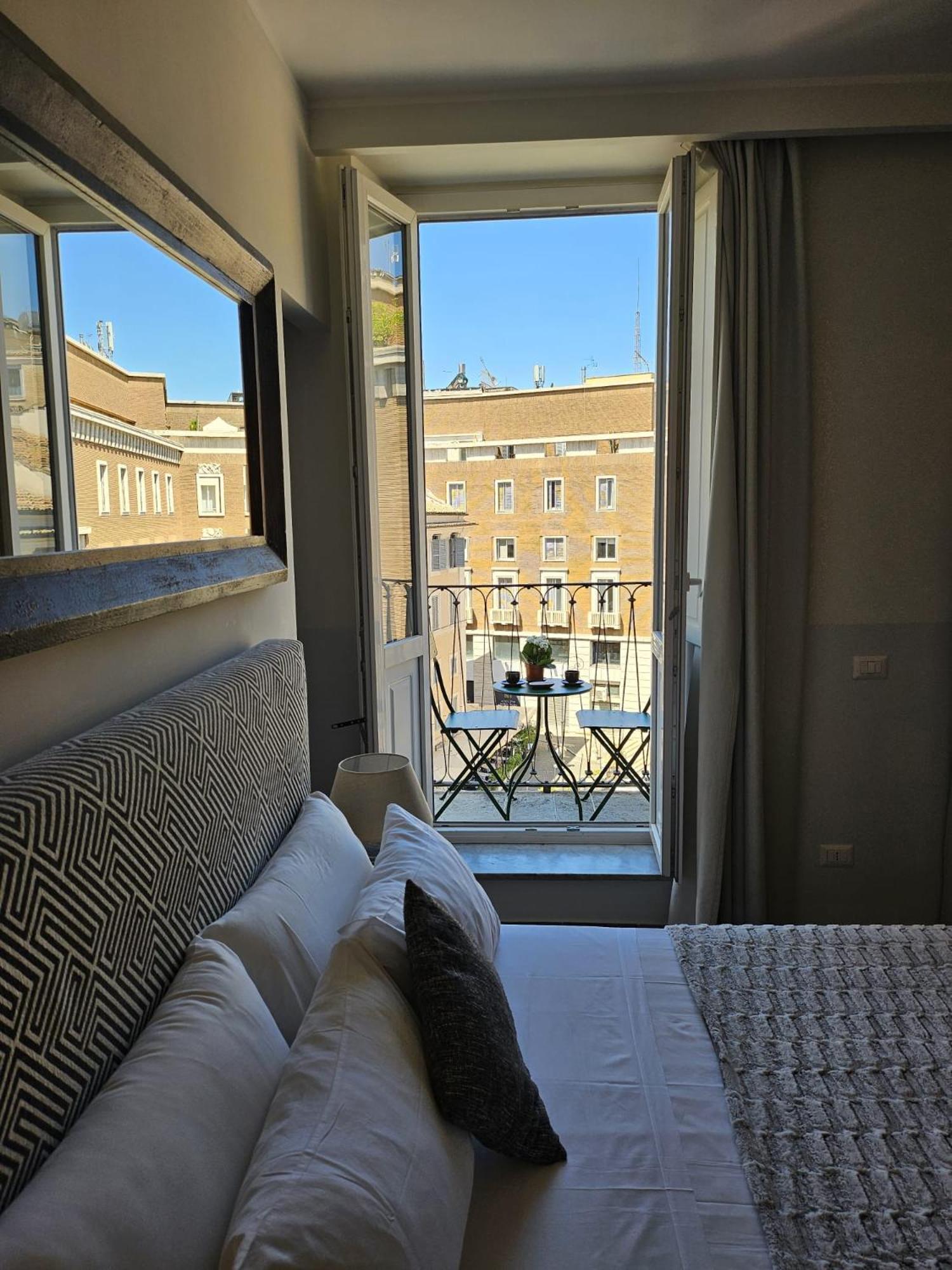 Boutique Suites Della Croce Рим Экстерьер фото